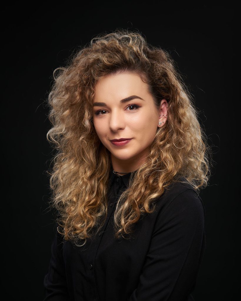 Close-up portrait of a girl with curly hair by a professional photographer in Bucharest.