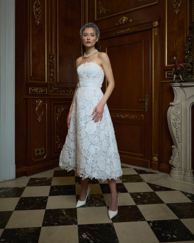 Royal-inspired bridal photography session in a Bucharest palace.