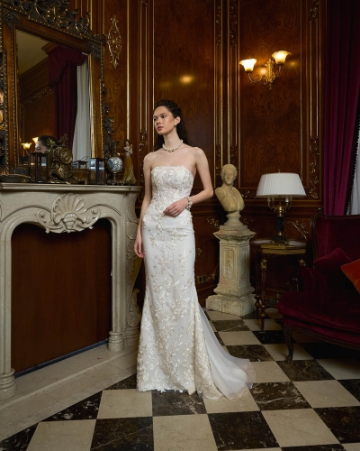 Stunning bride in a wedding dress posing in a luxurious Bucharest palace.